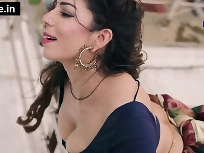 Pooja bhabhi ko chatt par choda