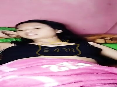 Dedek Mei Rebahan Omek Santuy Lepas Handuk