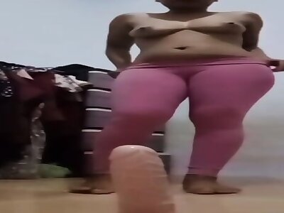 Istri orang pertama kali nyobain dildo
