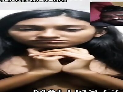 Indian clg girl showing boobs to ehr bf on Video call
